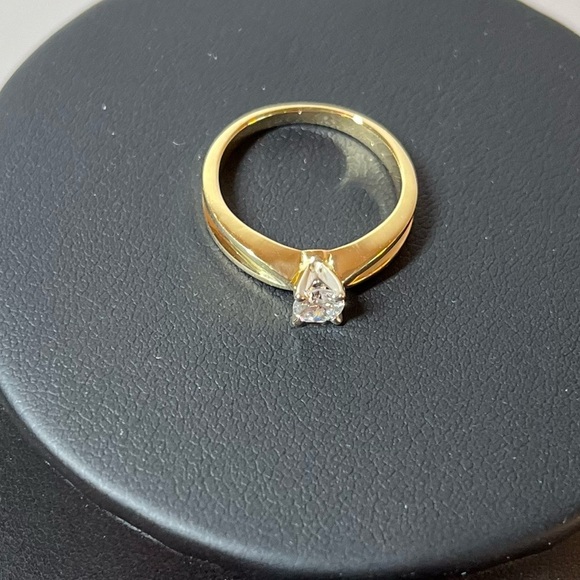 18k Gold Solitaire Diamond Ring. Diamond is .25ct S1 G; total 3.5 grams - Picture 2 of 16